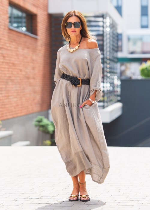 Lniana sukienka maxi w odcieniu szaro-beżowym z opuszczonym ramieniem, paskiem w talii i kieszeniami, w stylu boho