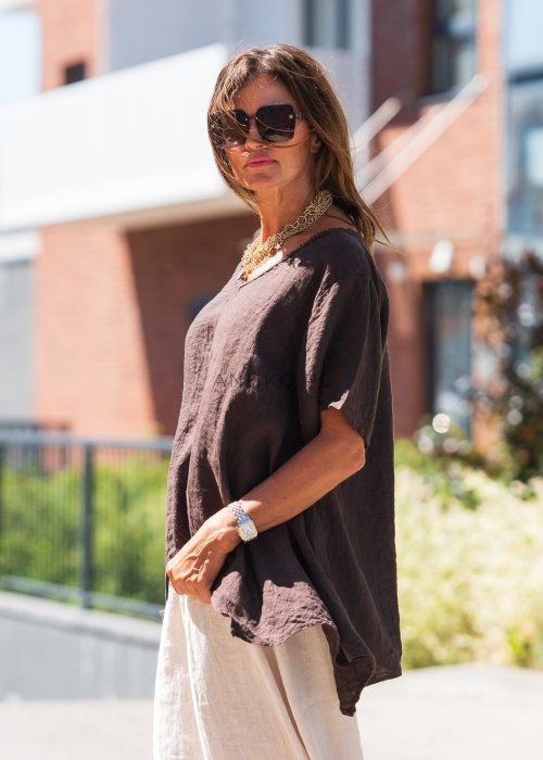 Ciemnobrązowa, lniana bluzka oversize z krótkim rękawem i dekoltem w serek, o swobodnym kroju w naturalnym stylu boho