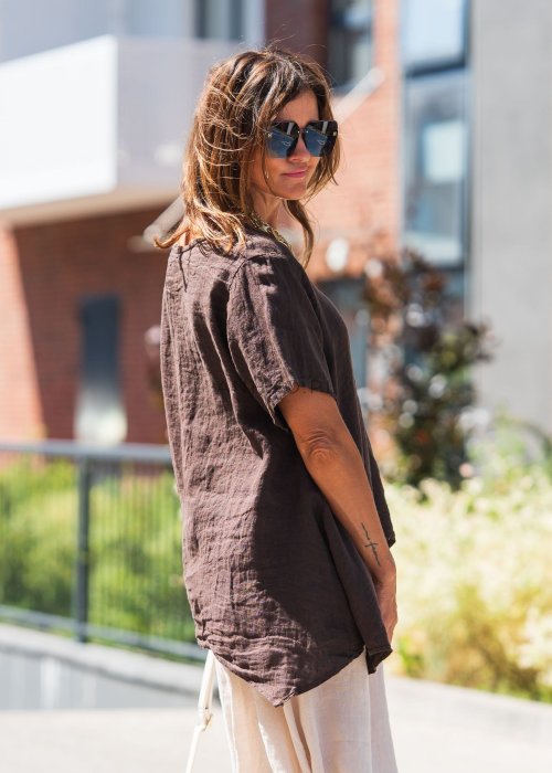 Ciemnobrązowa, lniana bluzka oversize z krótkim rękawem i dekoltem w serek, o swobodnym kroju w naturalnym stylu boho