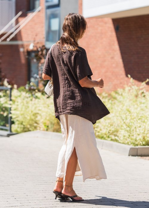 Ciemnobrązowa, lniana bluzka oversize z krótkim rękawem i dekoltem w serek, o swobodnym kroju w naturalnym stylu boho
