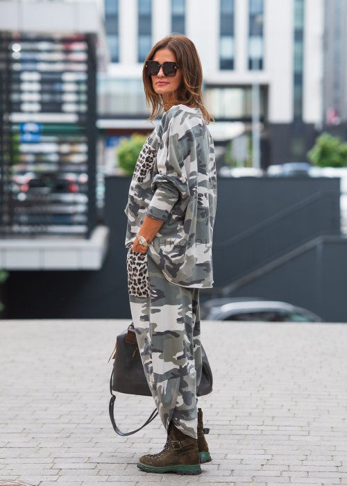 Damska bluza oversize w print moro khaki z kieszenią w panterkę, luźny fason streetwear w miejskiej stylizacji.