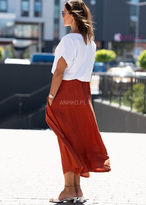 Lniana, ruda spódnica midi o luźnym kroju z kieszeniami i ozdobnymi paskami, w stylu boho idealna na letnie stylizacje