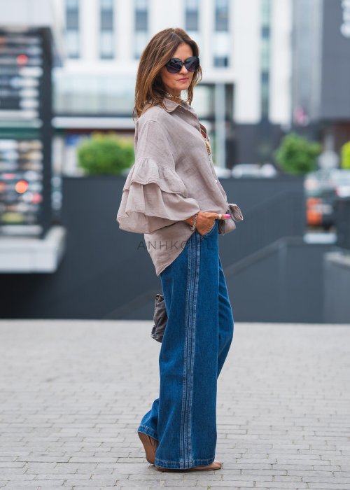 Niebieskie jeansy damskie z wysokim stanem i szerokimi nogawkami, wykonane z klasycznego denimu w stylu casualowym
