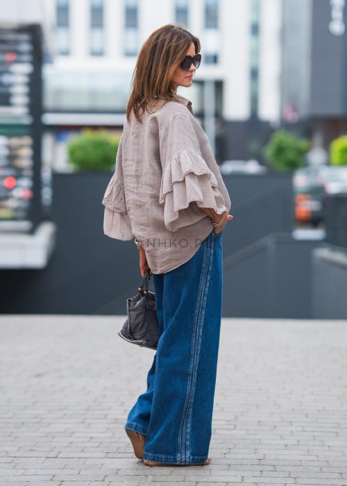 Niebieskie jeansy damskie z wysokim stanem i szerokimi nogawkami, wykonane z klasycznego denimu w stylu casualowym