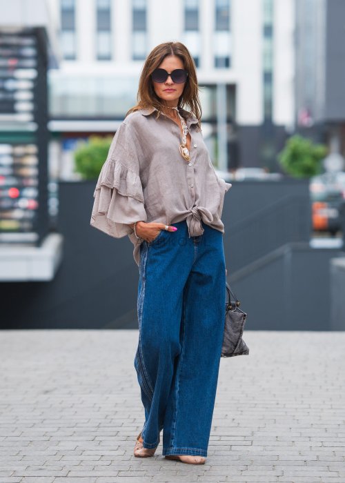 Niebieskie jeansy damskie z wysokim stanem i szerokimi nogawkami, wykonane z klasycznego denimu w stylu casualowym