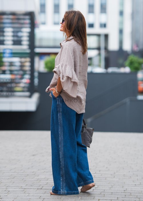 Niebieskie jeansy damskie z wysokim stanem i szerokimi nogawkami, wykonane z klasycznego denimu w stylu casualowym
