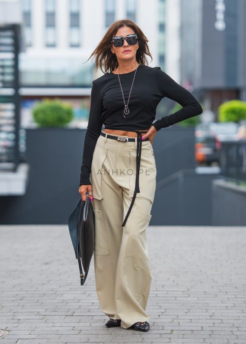 Oliwkowe spodnie cargo z dużymi kieszeniami, w luźnym, komfortowym kroju.