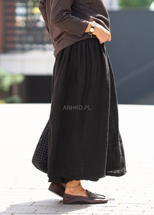 Czarna lniana spódnica maxi o luźnym kroju z rozkloszowanym dołem w stylu boho z naturalnego, przewiewnego materiału