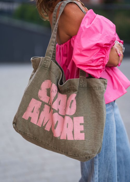 Bawełniana torba shopper w kolorze khaki z nadrukiem w różowym kolorze „CIAO AMORE” i długimi uchwytami na ramię