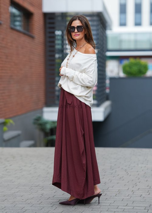 "Bordowa spódnica maxi z asymetrycznym dołem, zwiewny materiał, wysoki stan z paskiem, elegancka moda damska"