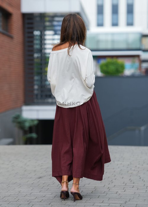 "Bordowa spódnica maxi z asymetrycznym dołem, zwiewny materiał, wysoki stan z paskiem, elegancka moda damska"