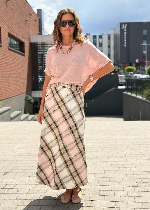 Bluzka damska z krótkim rękawem w pastelowym różu, luźny krój oversize, dekolt łódkowy, letnia stylizacja z lekkiego materiału