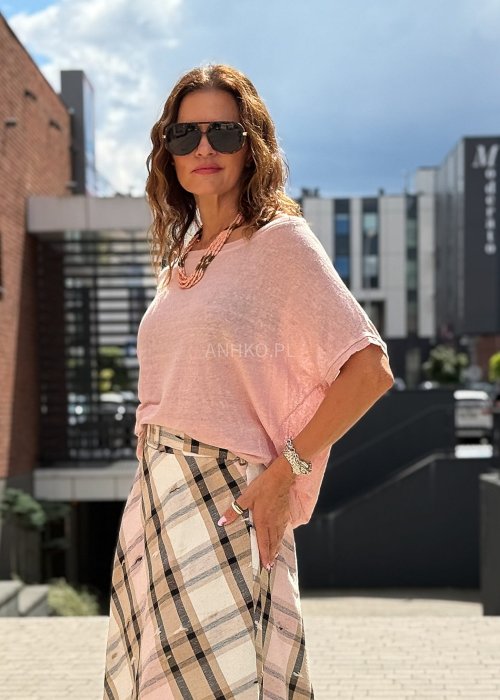 Bluzka damska z krótkim rękawem w pastelowym różu, luźny krój oversize, dekolt łódkowy, letnia stylizacja z lekkiego materiału