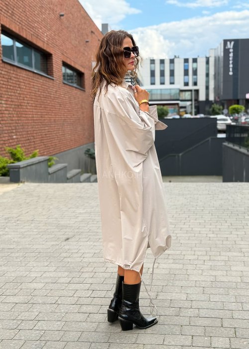 Beżowa sukienka koszulowa oversize z długim rękawem, kieszenią i ściągaczem u dołu w stylu minimalistycznym
