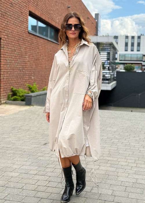 Beżowa sukienka koszulowa oversize z długim rękawem, kieszenią i ściągaczem u dołu w stylu minimalistycznym