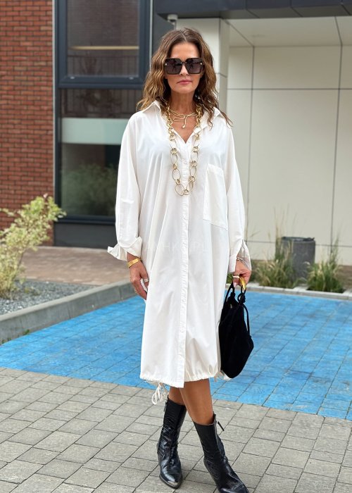 Biała sukienka koszulowa oversize midi z długim rękawem, kieszenią i ściągaczem u dołu w stylu casualowym