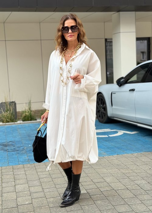 Biała sukienka koszulowa oversize midi z długim rękawem, kieszenią i ściągaczem u dołu w stylu casualowym