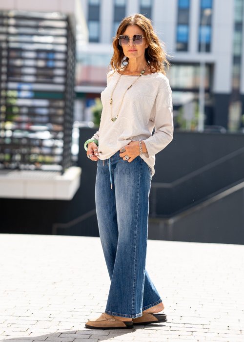 Niebieskie jeansy damskie z prostą nogawką i wiązaniem w pasie w stylu casual
