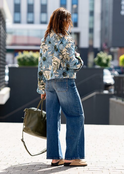 Niebieskie jeansy damskie z prostą nogawką i wiązaniem w pasie w stylu casual