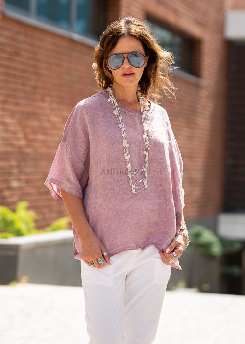 Lniana bluzka damska oversize w kolorze pudrowego różu, rękaw 3/4, okrągły dekolt, lekka letnia stylizacja boho
