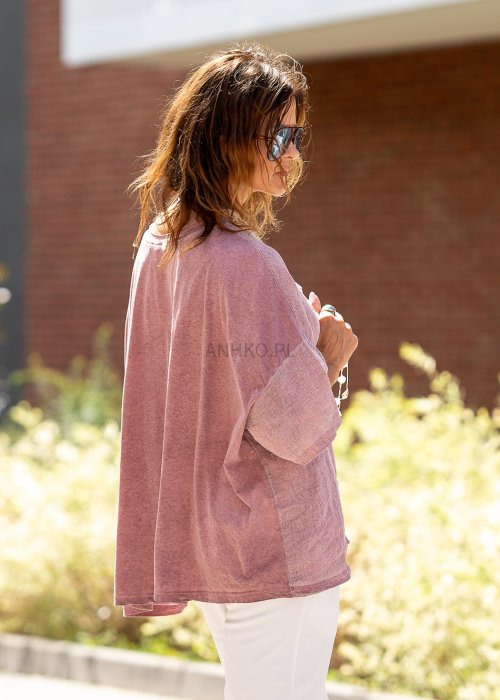 Lniana bluzka damska oversize w kolorze pudrowego różu, rękaw 3/4, okrągły dekolt, lekka letnia stylizacja boho