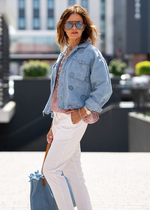 Niebieska jeansowa kurtka damska z haftem ażurowym, długi rękaw, kieszenie na piersi, styl boho, modna letnia stylizacja
