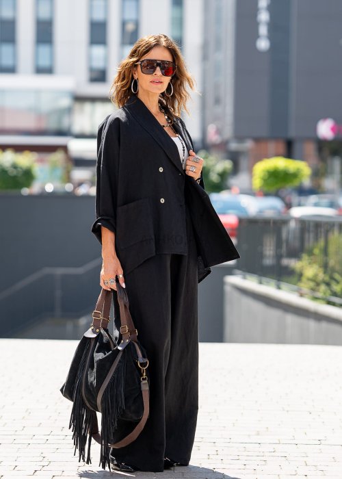 Czarny komplet damski z dodatkiem lnu składający się z marynarki oversize i szerokich spodni. Elegancka stylizacja w minimalistycznym, miejskim stylu.