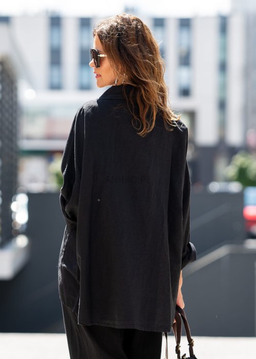 Czarny komplet damski z dodatkiem lnu składający się z marynarki oversize i szerokich spodni. Elegancka stylizacja w minimalistycznym, miejskim stylu.