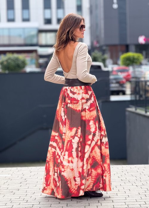 Długa spódnica maxi w stylu boho, wzór tie-dye w odcieniach czerwieni i brązu, rozkloszowany krój z szerokim paskiem