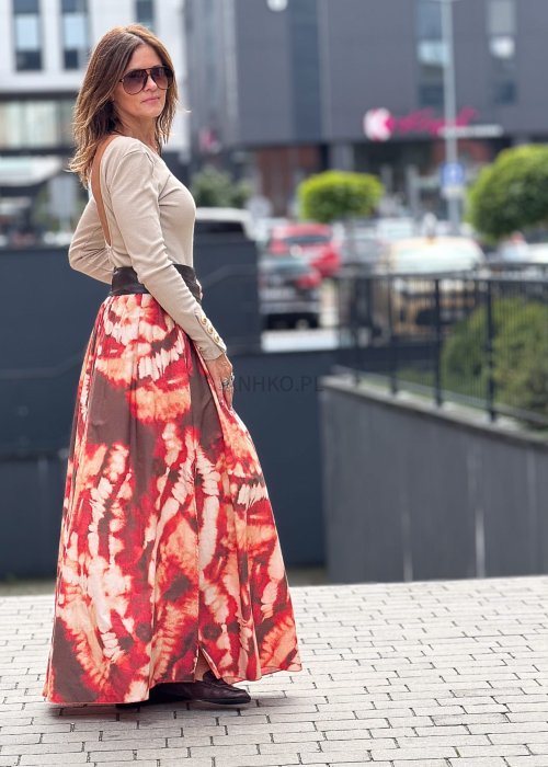 Długa spódnica maxi w stylu boho, wzór tie-dye w odcieniach czerwieni i brązu, rozkloszowany krój z szerokim paskiem