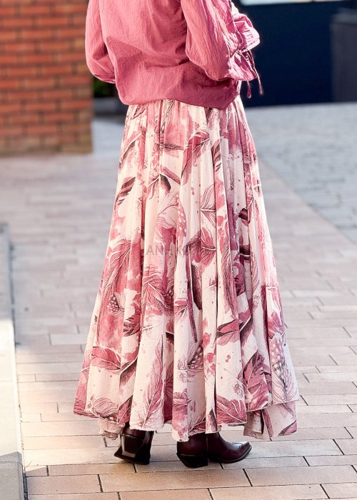 zwiewna spódnica maxi z efektownym printem w pióra, w odcieniach różu i bordo. Lekka, pełna objętości, idealna do boho stylizacji.