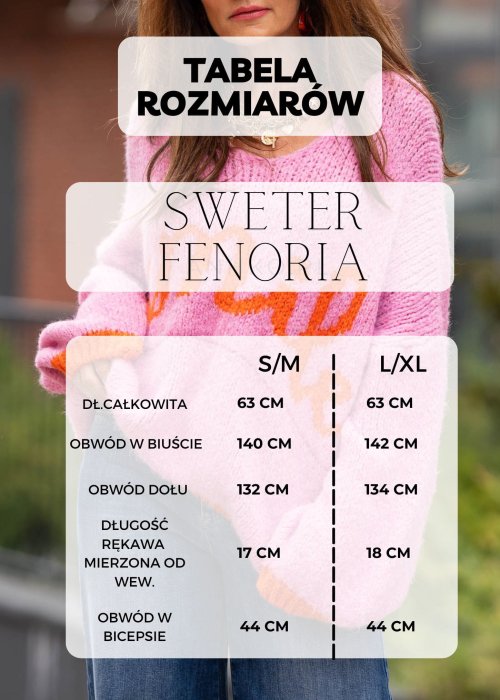 Damski komplet w stylu casual – oversizowa bluzka z szerokimi rękawami w kolorze biało–szaro–czarnym, ozdobiona broszkami przy mankietach, zestawiona z dopasowanymi spodniami w tej samej kolorystyce