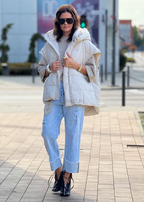 Jasnoniebieskie jeansy damskie z wysokim stanem, luźny krój, przetarcia i podwinięte nogawki w stylu casual