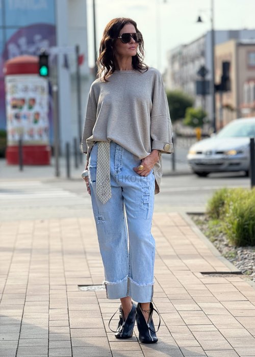 Jasnoniebieskie jeansy damskie z wysokim stanem, luźny krój, przetarcia i podwinięte nogawki w stylu casual