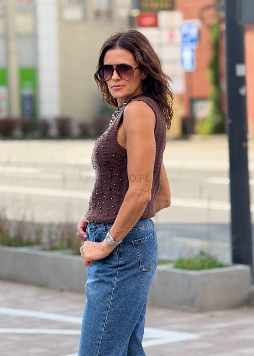 Brązowy top bez rękawów z ozdobnymi perełkami i aplikacją przy dekolcie, elegancki fason w stylu boho chic