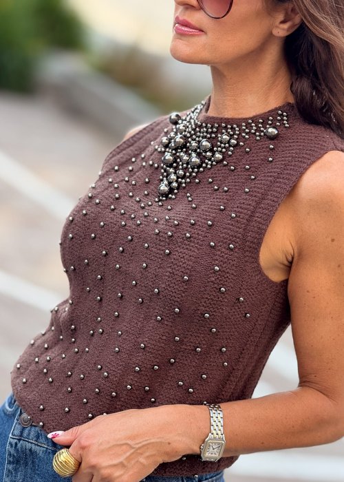 Brązowy top bez rękawów z ozdobnymi perełkami i aplikacją przy dekolcie, elegancki fason w stylu boho chic