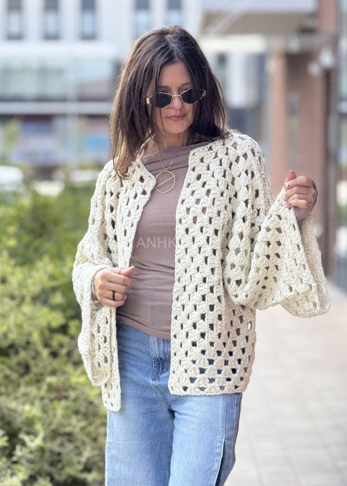 Ażurowy kardigan damski handmade, kremowy kolor, oversize, rękaw 3/4, szydełkowy wzór granny square