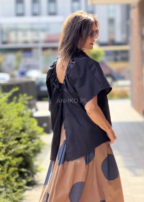Czarna koszula damska oversize z krótkim rękawem, kołnierzyk i luźny krój, styl minimalistyczny