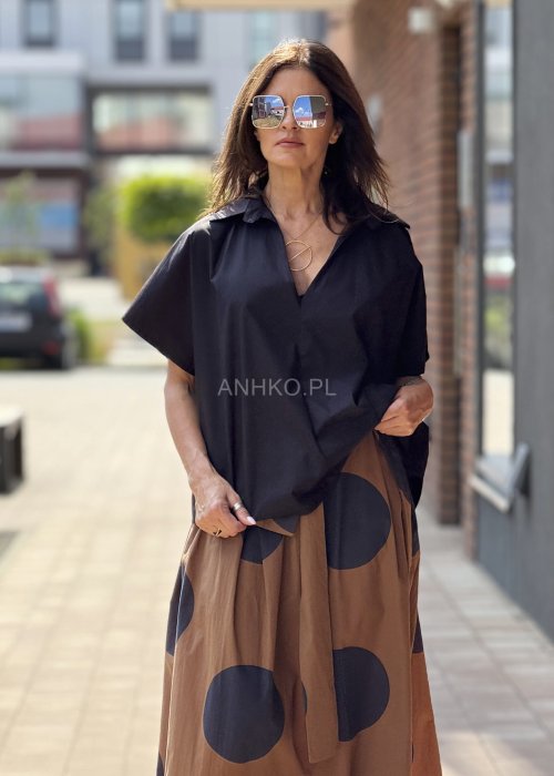 Czarna koszula damska oversize z krótkim rękawem, kołnierzyk i luźny krój, styl minimalistyczny