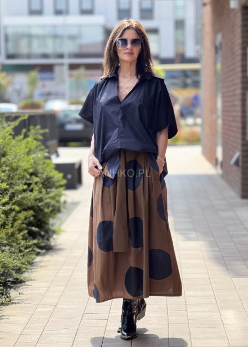 Czarna koszula damska oversize z krótkim rękawem, kołnierzyk i luźny krój, styl minimalistyczny