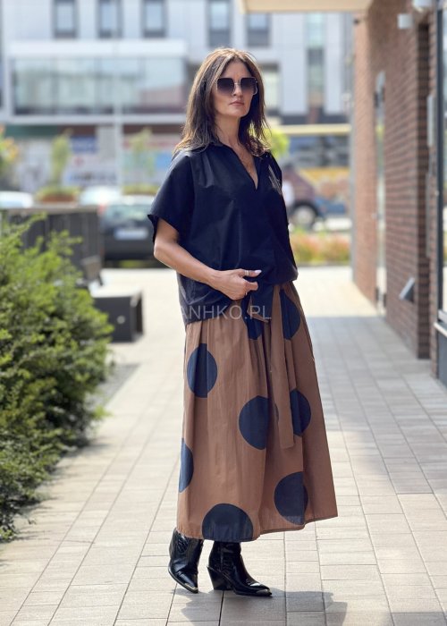Czarna koszula damska oversize z krótkim rękawem, kołnierzyk i luźny krój, styl minimalistyczny
