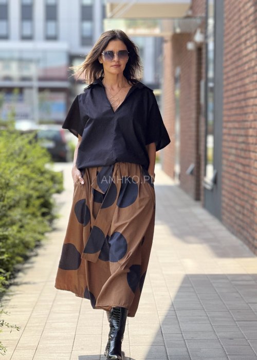 Czarna koszula damska oversize z krótkim rękawem, kołnierzyk i luźny krój, styl minimalistyczny
