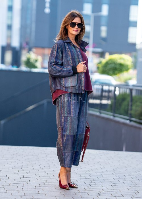 Kurtka damska oversize w stylu boho, zapinana na guziki, kieszenie naszywane, tkanina w kolorowe pasy
