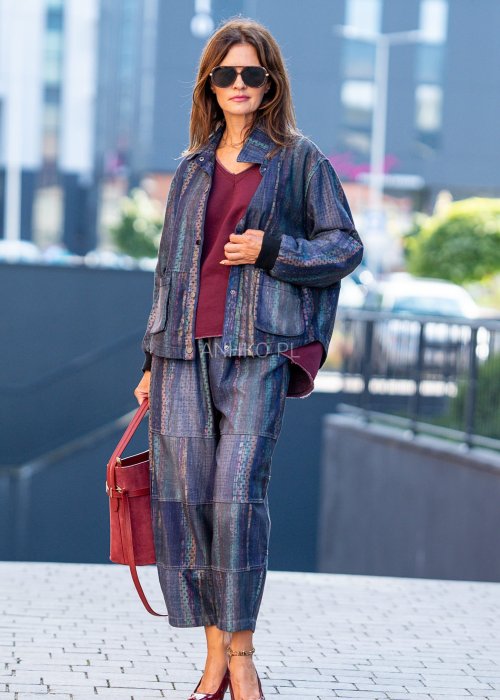 Kurtka damska oversize w stylu boho, zapinana na guziki, kieszenie naszywane, tkanina w kolorowe pasy
