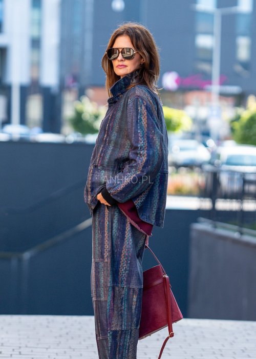 Kurtka damska oversize w stylu boho, zapinana na guziki, kieszenie naszywane, tkanina w kolorowe pasy