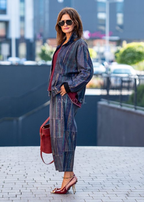 Kurtka damska oversize w stylu boho, zapinana na guziki, kieszenie naszywane, tkanina w kolorowe pasy