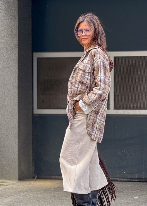 Koszula damska w kratę brązowo-beżowa oversize – modna narzutka do spodni materiałowych anhko.mom
