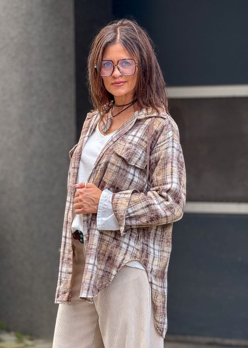 Koszula damska w kratę brązowo-beżowa oversize – modna narzutka do spodni materiałowych anhko.mom