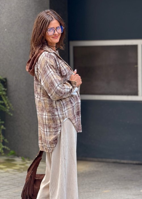 Koszula damska w kratę brązowo-beżowa oversize – modna narzutka do spodni materiałowych anhko.mom