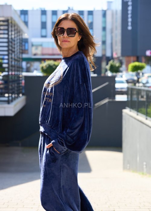 Granatowa welurowa bluza damska oversize z nadrukiem „Love The Big Apple Manhattan”, długie rękawy, casualowy streetwearowy styl
